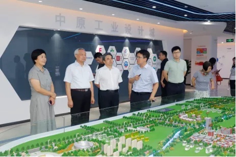 省政協(xié)常委、省政協(xié)港澳臺僑和外事委員會(huì)主任楊京偉一行蒞臨中原工業(yè)設(shè)計(jì)城參觀考察