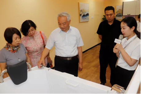 省政協(xié)常委、省政協(xié)港澳臺僑和外事委員會(huì)主任楊京偉一行蒞臨中原工業(yè)設(shè)計(jì)城參觀考察