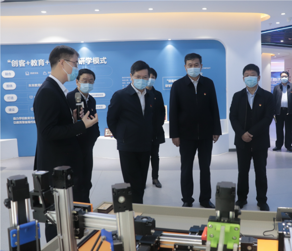 河南省委常委、鄭州市委書記徐立毅帶領(lǐng)鄭州市黨政考察團(tuán)蒞臨中原工業(yè)設(shè)計(jì)城參觀考察