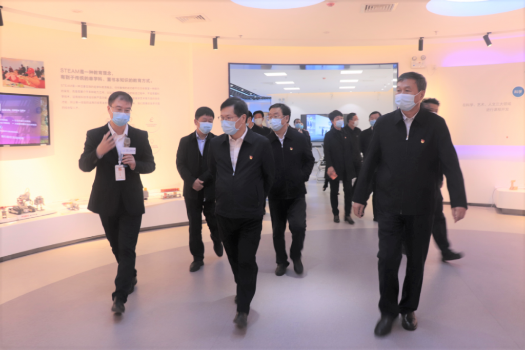河南省委常委、鄭州市委書記徐立毅帶領(lǐng)鄭州市黨政考察團(tuán)蒞臨中原工業(yè)設(shè)計(jì)城參觀考察