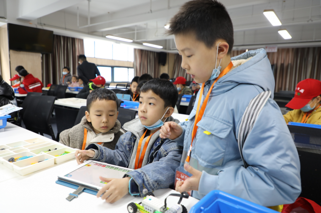 中原工業(yè)設(shè)計(jì)城舉辦小學(xué)生研學(xué)活動(dòng)：走進(jìn)設(shè)計(jì)“圈”，感受設(shè)計(jì)奧妙
