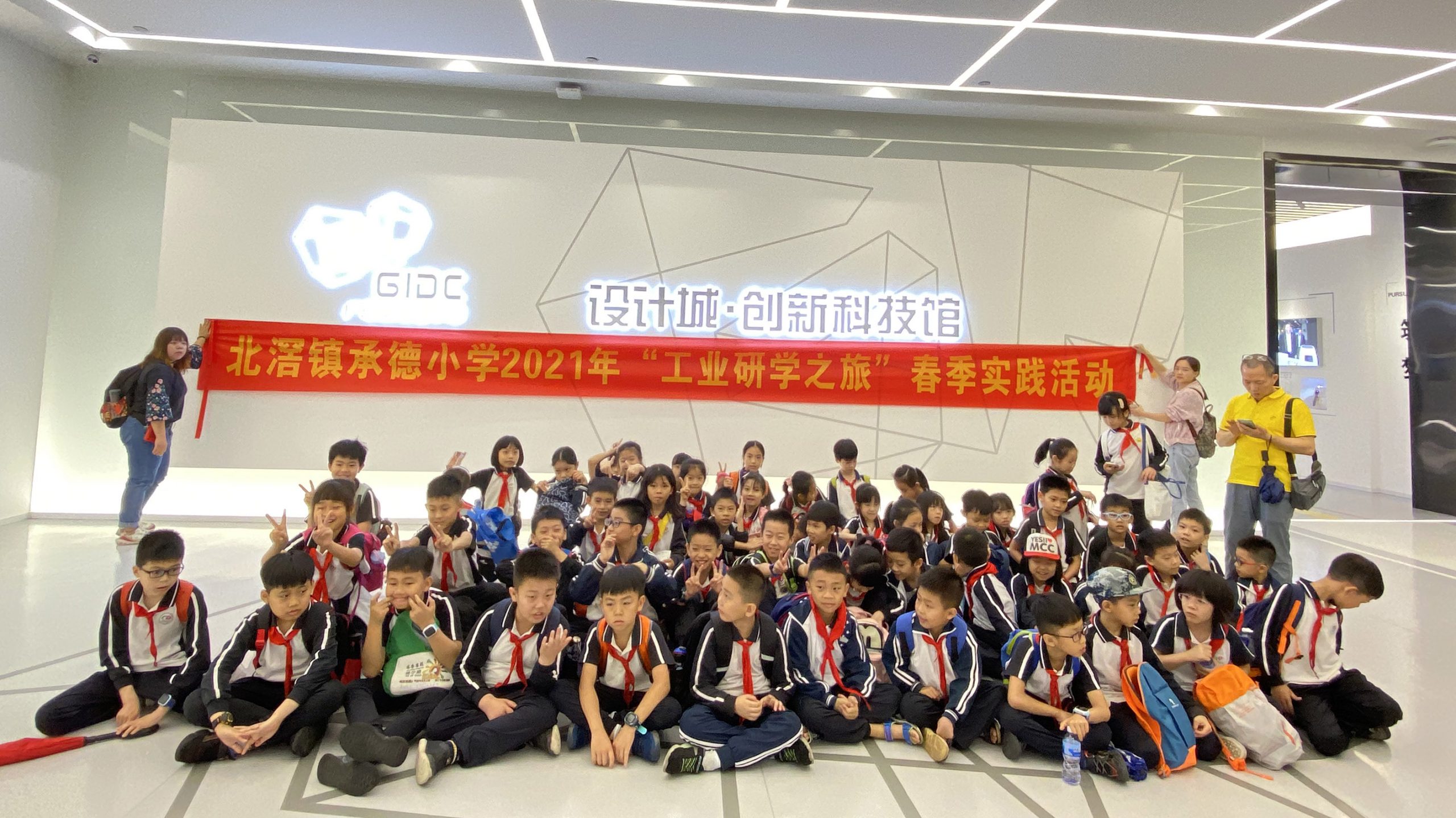00名小學(xué)生“沸騰”了，在我城來一場創(chuàng)意紛呈的工業(yè)研學(xué)之旅"