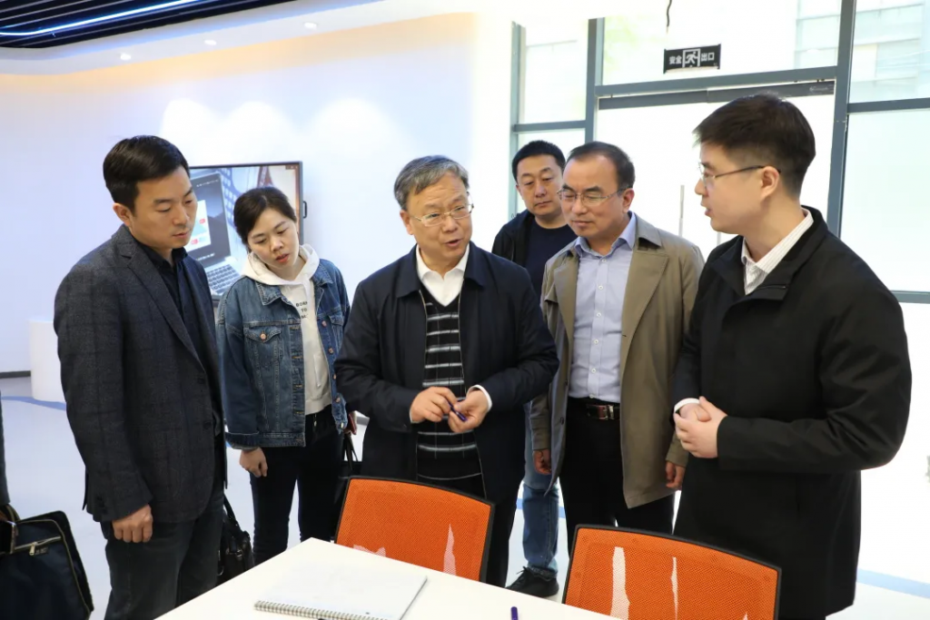 洛陽市工信局黨組成員、副局長李君一行蒞臨中原工業(yè)設(shè)計(jì)城參觀考察