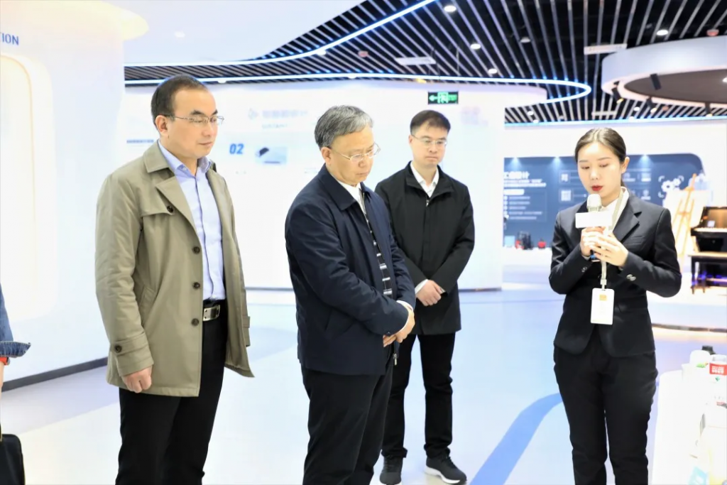 洛陽市工信局黨組成員、副局長李君一行蒞臨中原工業(yè)設(shè)計(jì)城參觀考察