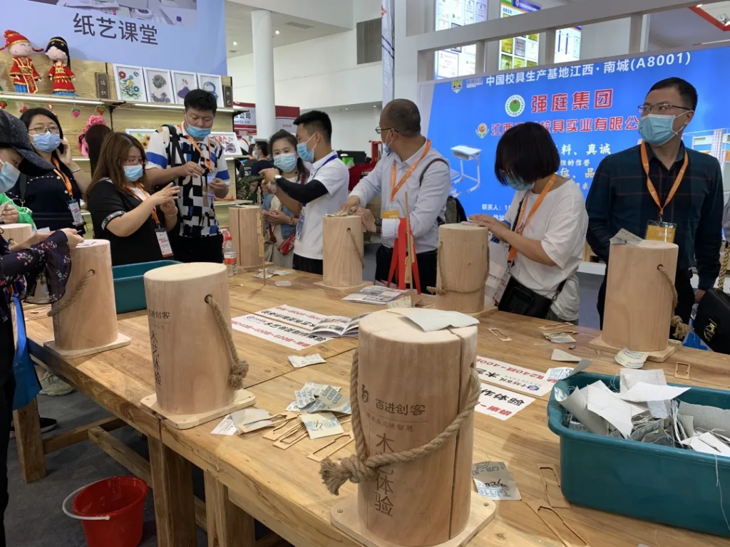中原工業(yè)設(shè)計(jì)城參加第79屆教育裝備展并開展資源對(duì)接工作