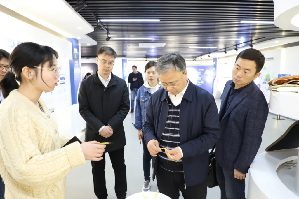 洛陽市工信局黨組成員、副局長李君一行蒞臨中原工業(yè)設(shè)計(jì)城參觀考察