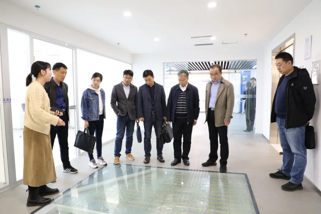 洛陽市工信局黨組成員、副局長李君一行蒞臨中原工業(yè)設(shè)計(jì)城參觀考察
