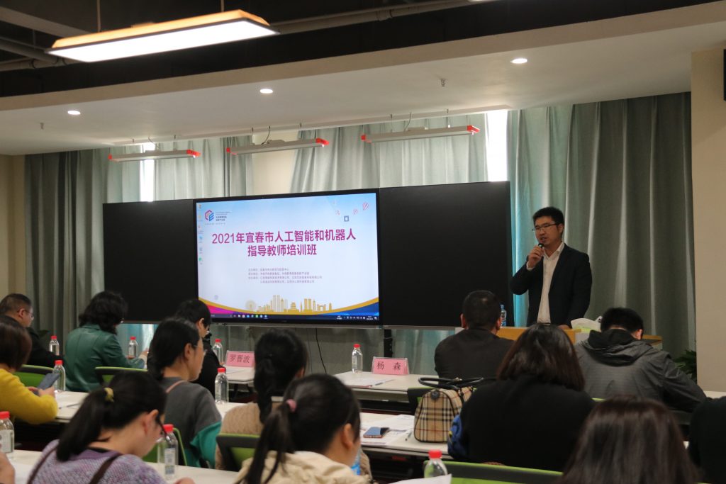 50余名人工智能教師齊聚中部教裝城，發(fā)生了啥大事？"