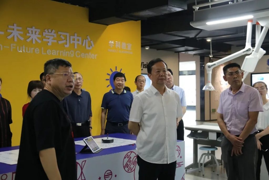 江西省政協(xié)常委、提案委員會主任丁曉群調研中部教裝城，他指出...