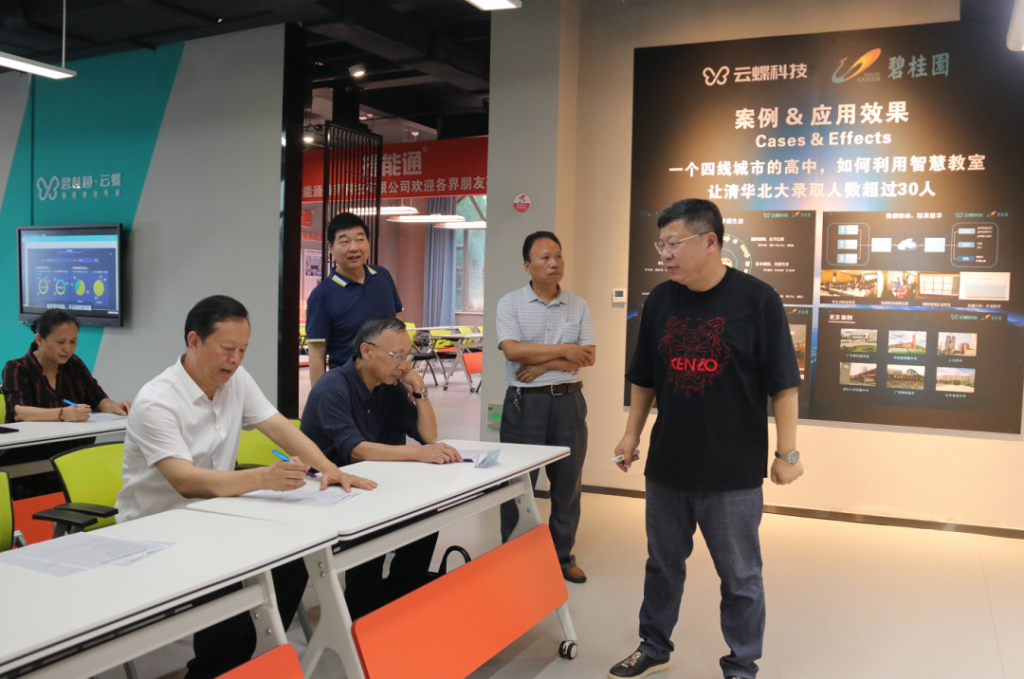 江西省政協(xié)常委、提案委員會主任丁曉群調研中部教裝城，他指出...