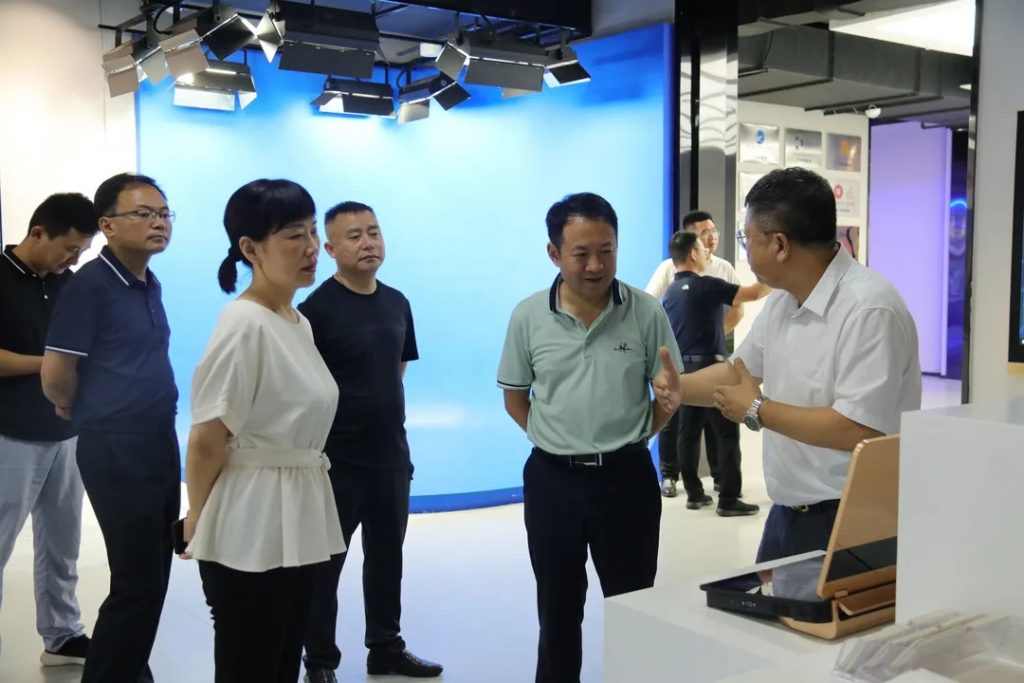 廬山市副市長趙木林考察中部教裝城，他稱贊道...