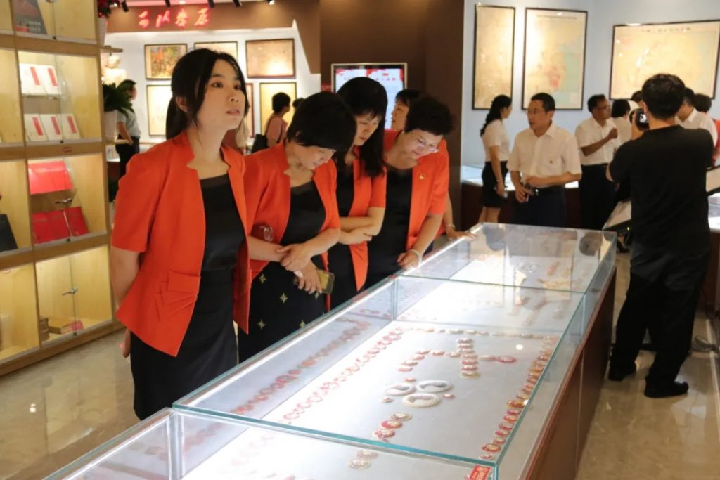 傳承紅色基因，豐城市政協(xié)走進(jìn)設(shè)計小鎮(zhèn)開展“紅色走讀”活動