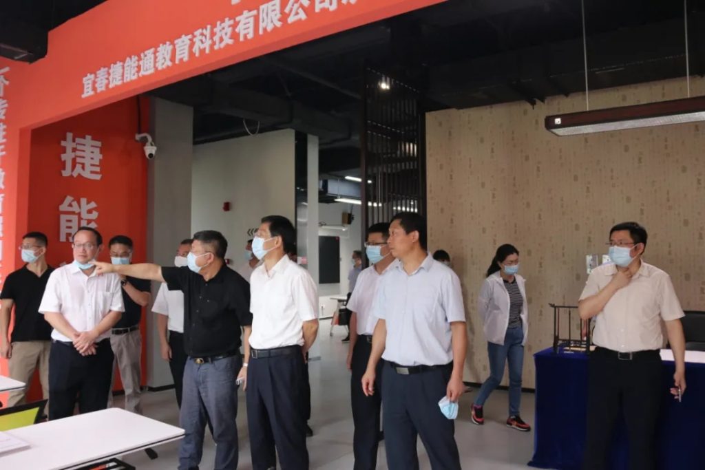 江西省副省長(zhǎng)陳小平一行調(diào)研江西工業(yè)設(shè)計(jì)小鎮(zhèn)，他指出......