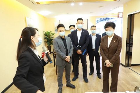 示范區(qū)管委會主任宮衛(wèi)紅陪同中國汽車工程研究院領導一行到訪設計城參觀