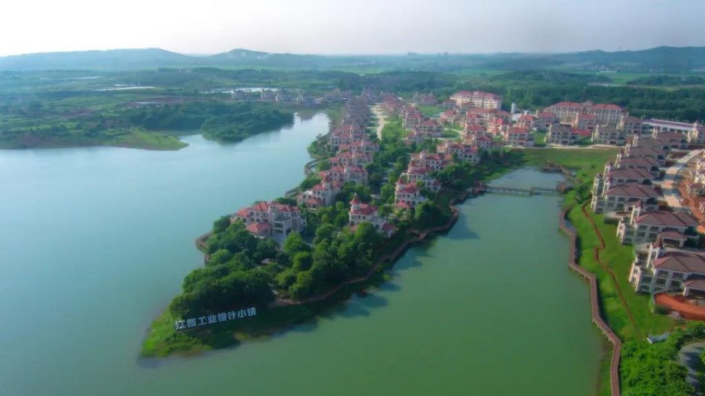 一場(chǎng)全亞洲的機(jī)器人大賽即將在設(shè)計(jì)小鎮(zhèn)盛大開(kāi)幕...
