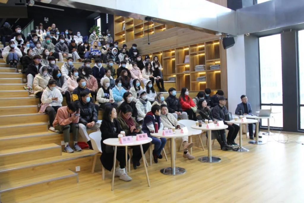 喝彩和掌聲不斷！這場演講為何引發(fā)未來青年設(shè)計(jì)師們紛紛點(diǎn)贊？