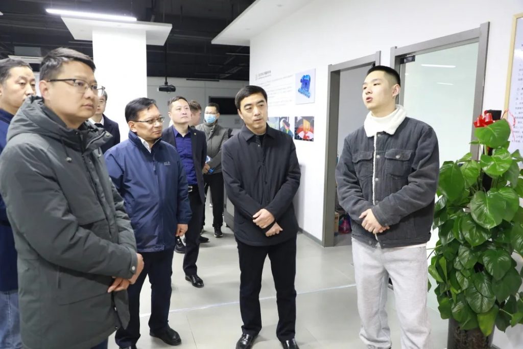 山陽(yáng)區(qū)委常委、組織部長(zhǎng)柴英杰到訪中原工業(yè)設(shè)計(jì)城參觀指導(dǎo)