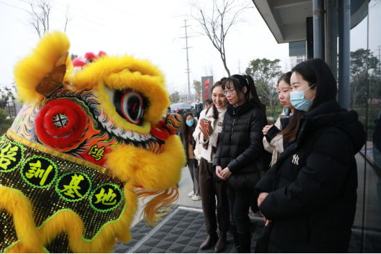 開工大吉 | 舞獅歡慶開門紅，中原工業(yè)設(shè)計(jì)城虎年再出發(fā)!