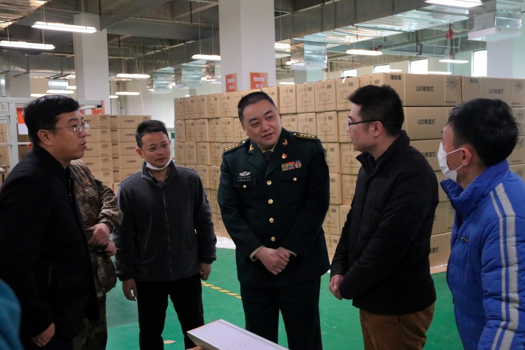 宜春市委常委、軍分區(qū)政委黃長平調(diào)研走訪中部教裝城，勉勵說……