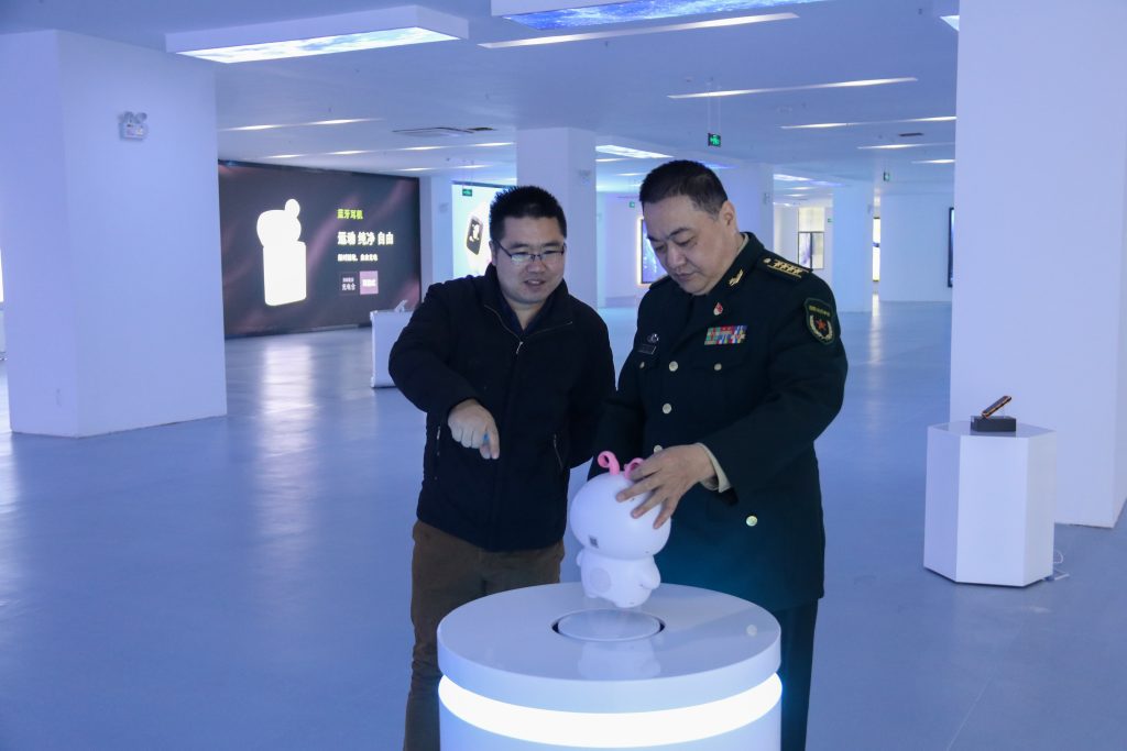 宜春市委常委、軍分區(qū)政委黃長平調(diào)研走訪中部教裝城，勉勵說……