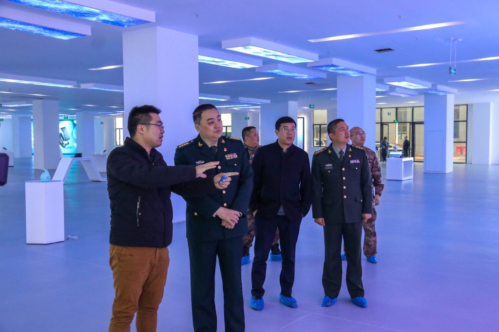 宜春市委常委、軍分區(qū)政委黃長平調(diào)研走訪中部教裝城，勉勵說……
