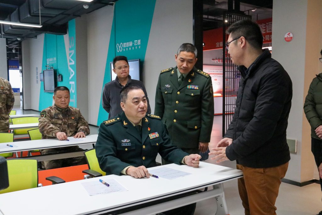 宜春市委常委、軍分區(qū)政委黃長平調(diào)研走訪中部教裝城，勉勵說……