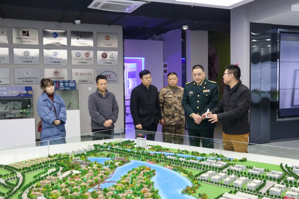宜春市委常委、軍分區(qū)政委黃長平調(diào)研走訪中部教裝城，勉勵說……