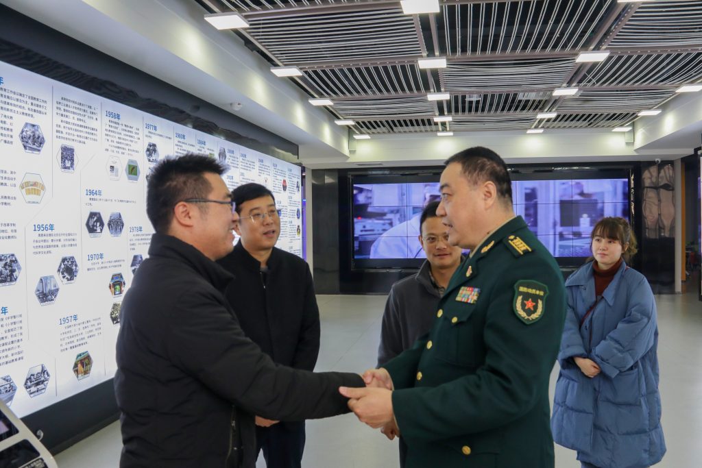 宜春市委常委、軍分區(qū)政委黃長平調(diào)研走訪中部教裝城，勉勵說……