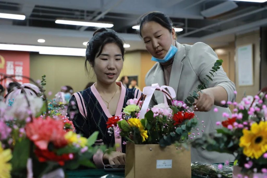 剪去浮華 | 中原工業(yè)設(shè)計(jì)城成功舉辦“以花之名·贈爾余香”花藝沙龍活動