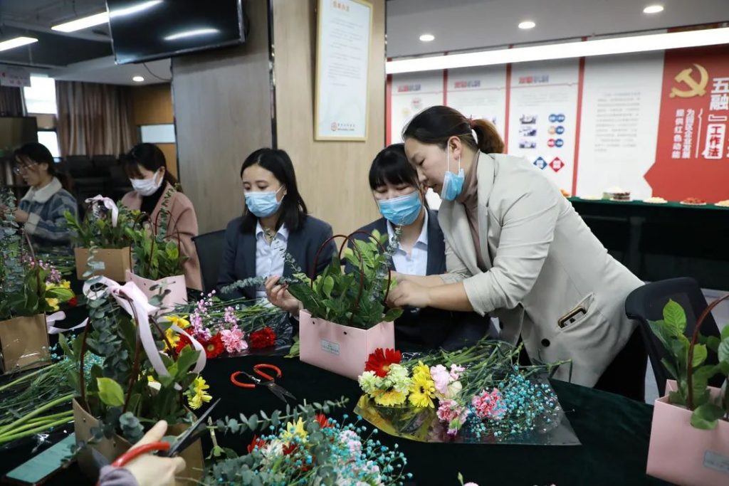 剪去浮華 | 中原工業(yè)設(shè)計(jì)城成功舉辦“以花之名·贈爾余香”花藝沙龍活動