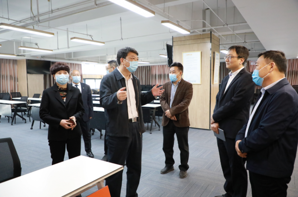 焦作市委常委、統(tǒng)戰(zhàn)部部長董炳麓一行蒞臨中原工業(yè)設(shè)計城參觀調(diào)研