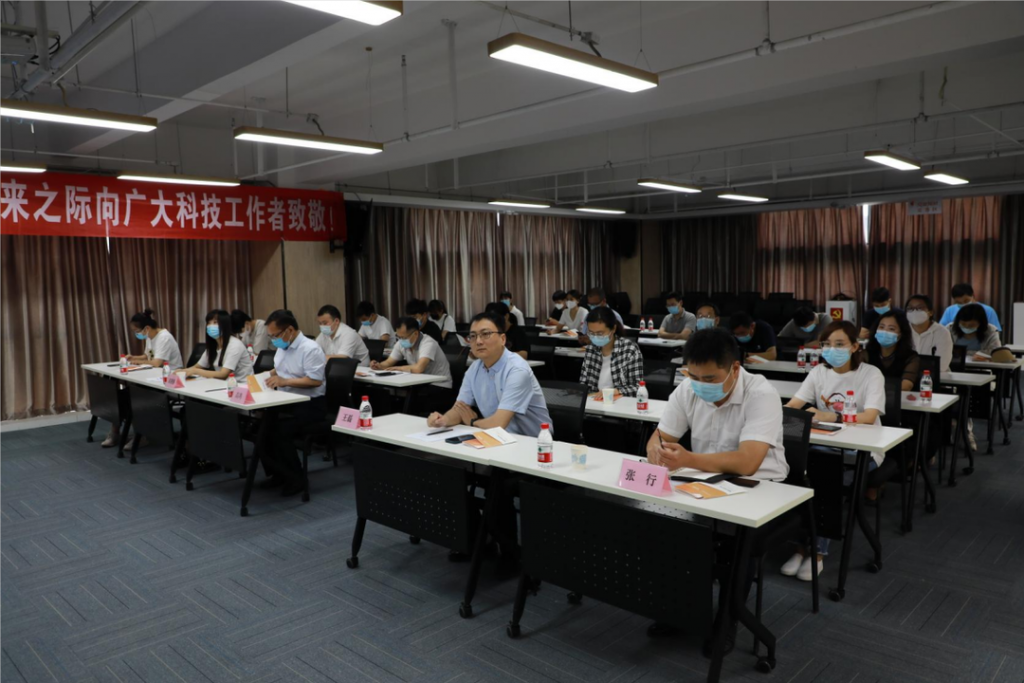 022年全國科技工作者日暨“科技引領(lǐng)·設(shè)計賦能”活動在中原工業(yè)設(shè)計城成功舉辦"