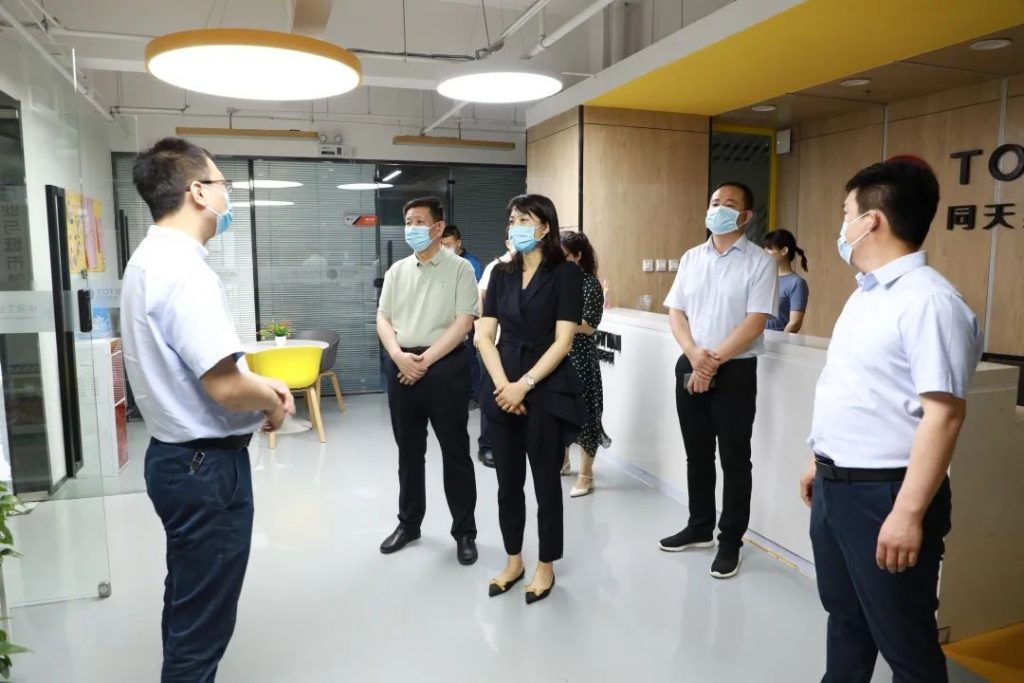 河南省人社廳就業(yè)促進局副局長謝攀一行蒞臨設(shè)計城調(diào)研