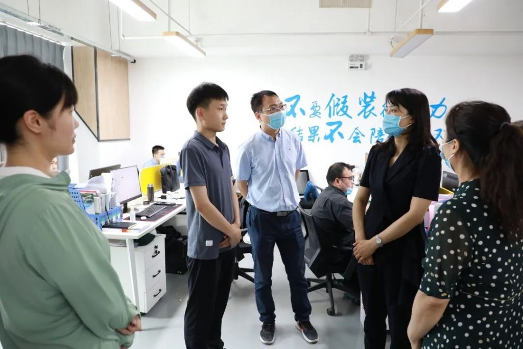 河南省人社廳就業(yè)促進局副局長謝攀一行蒞臨設(shè)計城調(diào)研