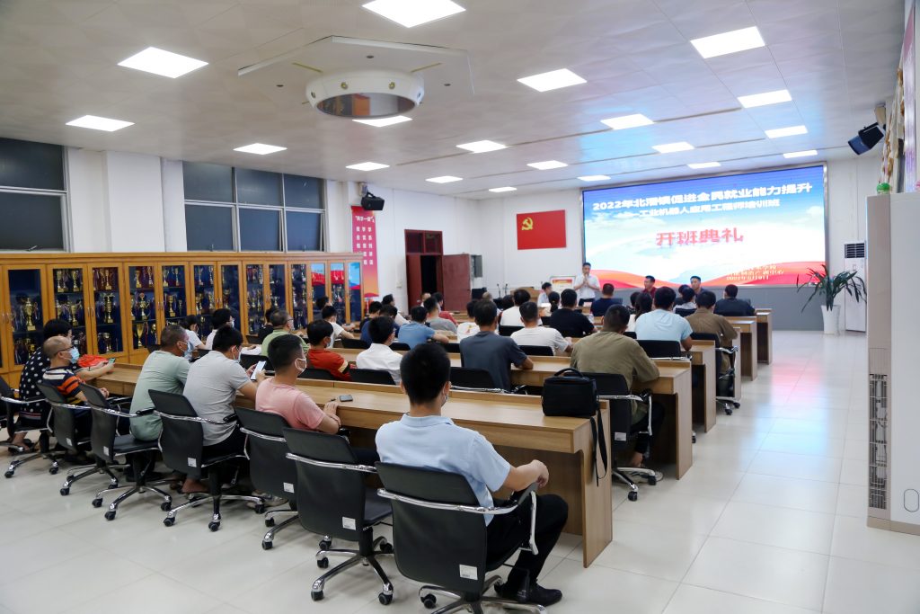 工業(yè)機(jī)器人應(yīng)用工程師開班！設(shè)計城為順德智造培養(yǎng)“種子人才”