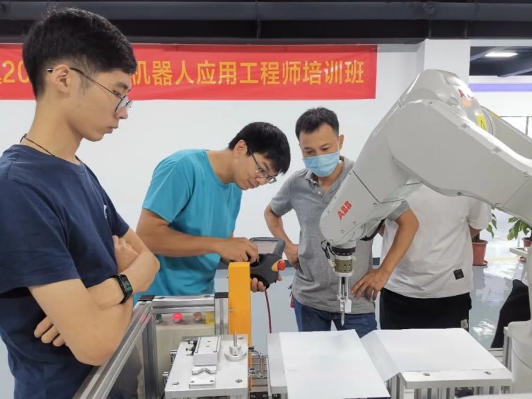 兩個(gè)月掌握工業(yè)機(jī)器人操作，設(shè)計(jì)城助力北滘培育智造人才！