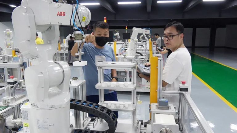 兩個(gè)月掌握工業(yè)機(jī)器人操作，設(shè)計(jì)城助力北滘培育智造人才！