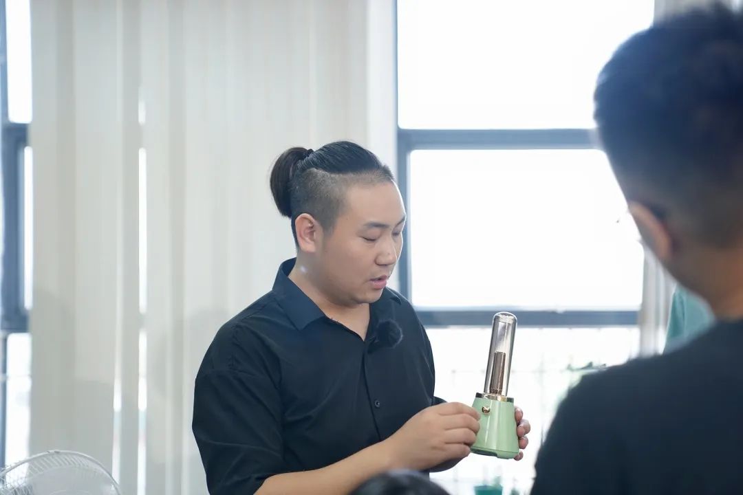 “解鎖”高科技！他這個設(shè)計拿下紅點獎 | 從800到8000，牢記囑托開新局⑩