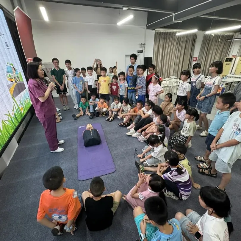 青春黨建+暑期托管，100名小小設(shè)計(jì)師玩轉(zhuǎn)“國(guó)潮學(xué)堂”！