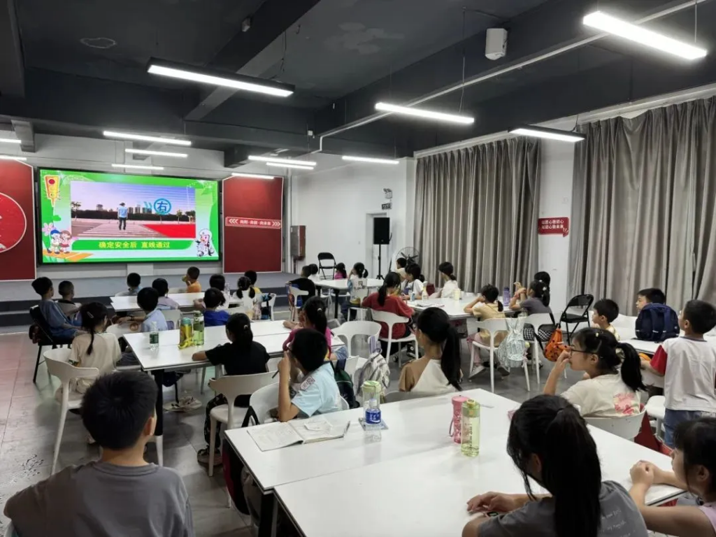 青春黨建+暑期托管，100名小小設(shè)計(jì)師玩轉(zhuǎn)“國(guó)潮學(xué)堂”！