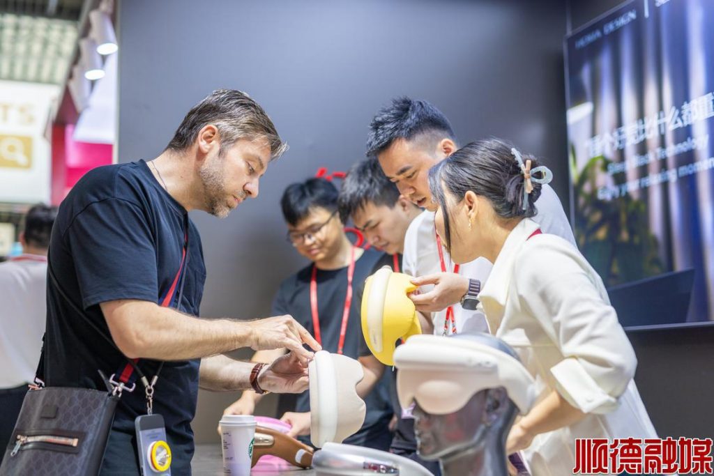 秀實(shí)力、拓市場(chǎng)！“設(shè)計(jì)順德”展團(tuán)亮相廣交會(huì)